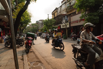 人骑摩托车道路白天
